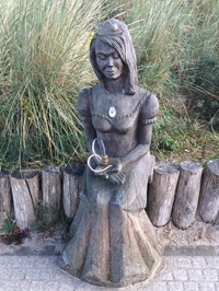 Holzfigur an der Promenade - Ihre-Ferienwohnungen-in-Zempin - Reiner Röttgen